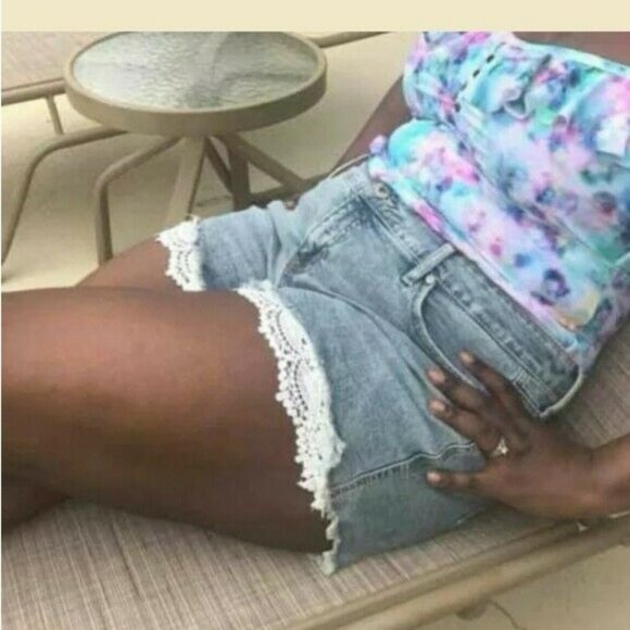 Torrid Women's Shorts Light Wash Crochet Lace Size 16 NWT (FF-2) - Picture 3 of 3